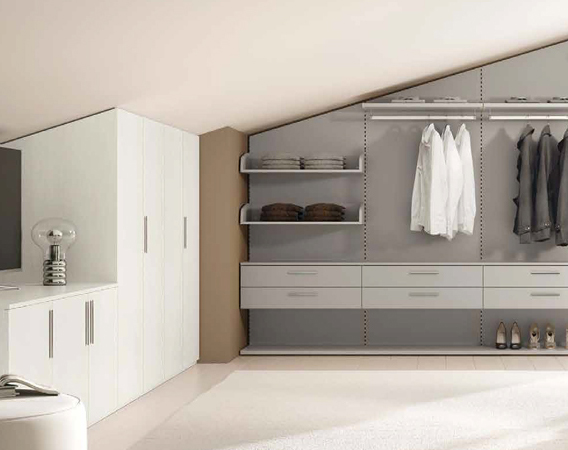 Cremagliera a vista, qui applicata su un elegante schienale grigio. Le soluzioni minimal prevedono un