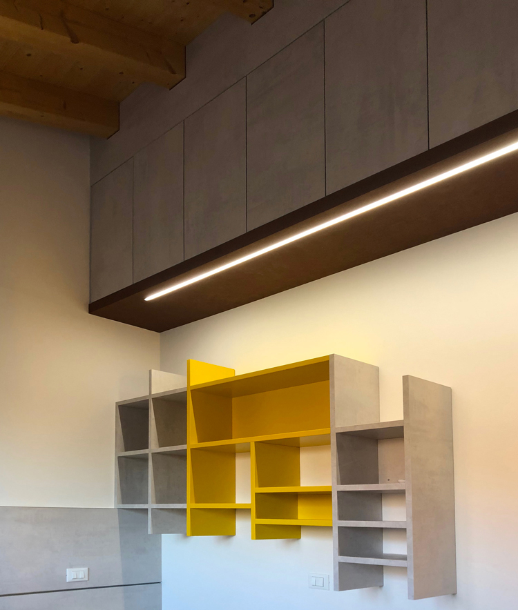 Anche luce e colore possono connotare in modo inconfondibile una soluzione arredo su misura.