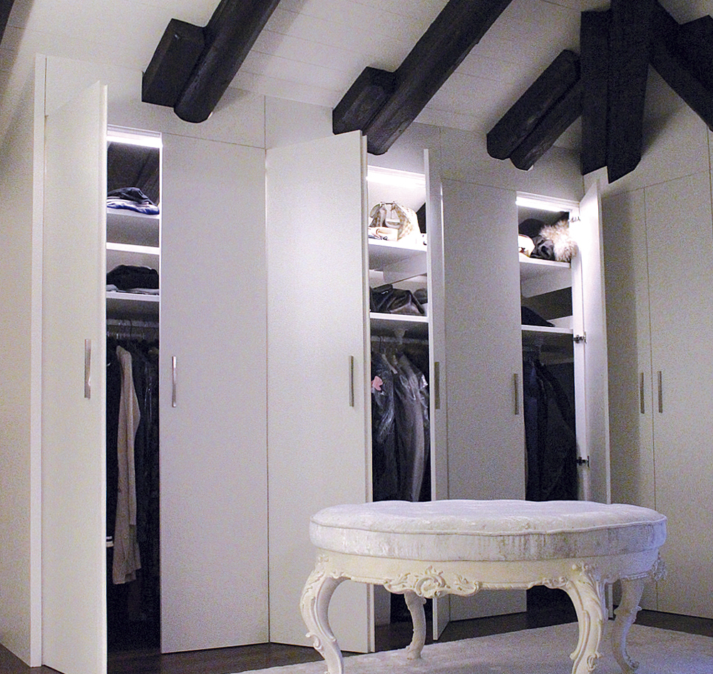 In questa realizzazione i travi del soffitto entrano nell